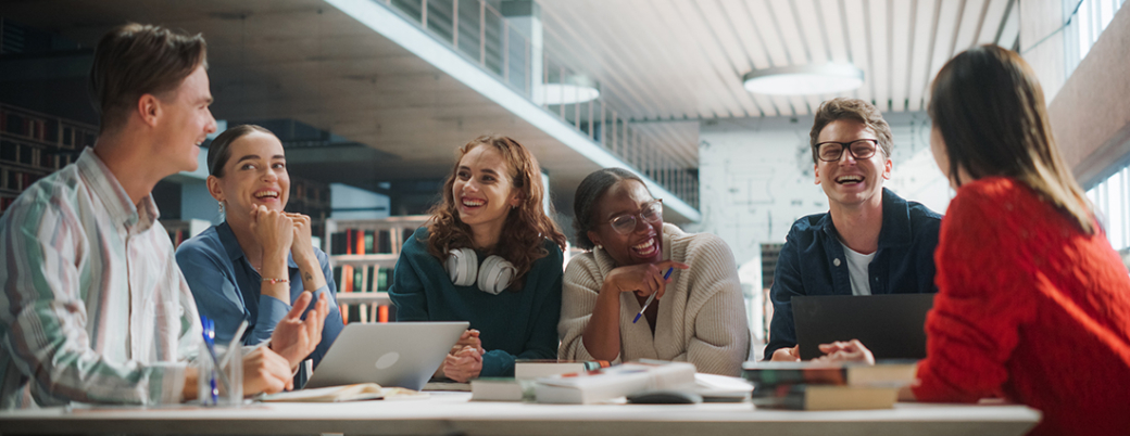 Un groupe de stagiaires en réunion