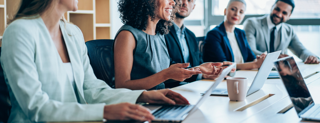Réunion de travail avec des collaboratrices et collaborateurs