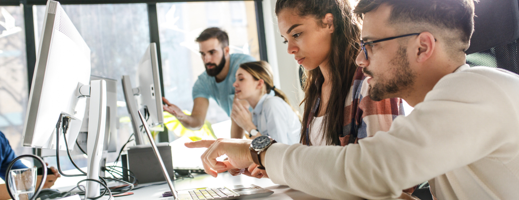 groupe de jeunes devant des ordinateurs en train d'analyser ce qu'ils voient