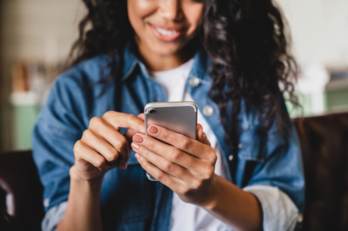 Jeune femme sur son téléphone