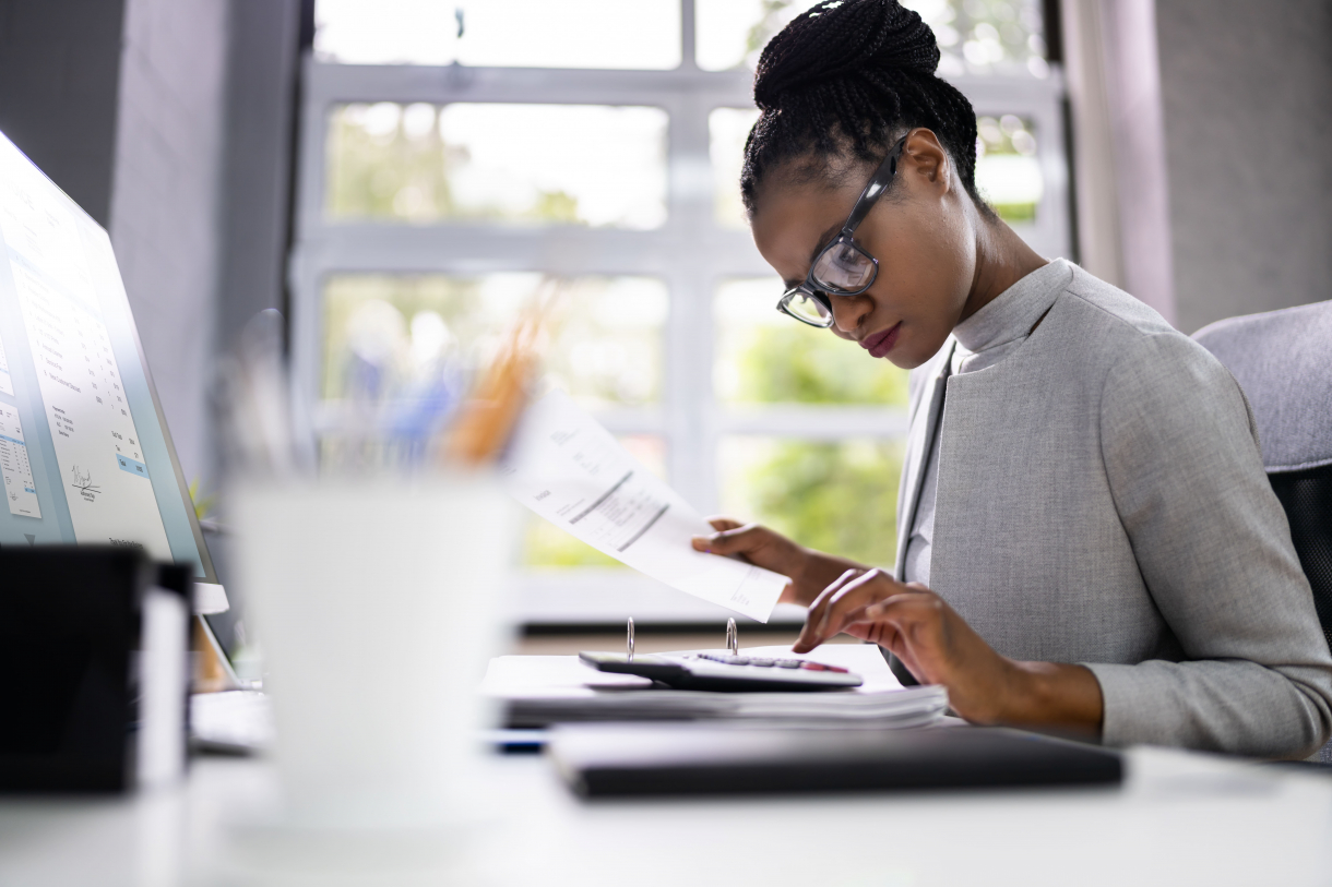 Jeune femme travaillant devant son ordinateur