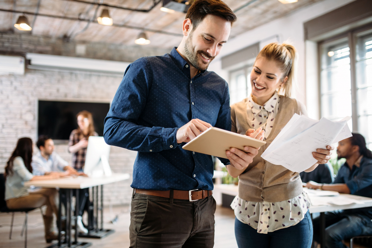 jeunes collaborateurs échangent sur un dossier