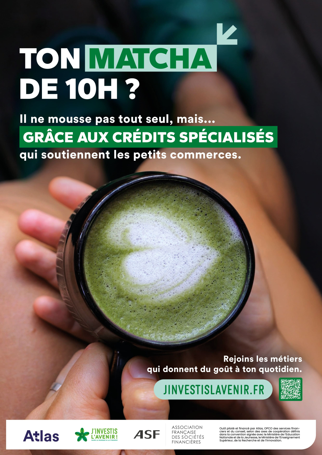 Affiche publicitaire montrant une tasse de matcha vue du dessus, avec le texte « Ton matcha de 10h ? Grâce aux crédits spécialisés qui soutiennent les petits commerces », accompagnée d’un appel à rejoindre les métiers sur jinvestislavenir.fr