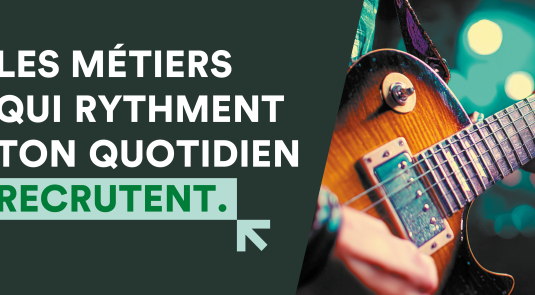 Bandeau de communication avec le texte « Les métiers qui rythment ton quotidien recrutent », accompagné d’une image en gros plan d’une personne jouant de la guitare électrique sur fond lumineux coloré