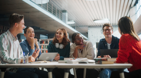 Un groupe de stagiaires en réunion