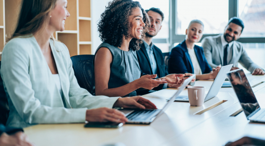 Réunion de travail avec des collaboratrices et collaborateurs