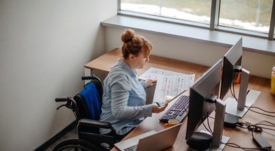 Une personne en situation de handicap dans une société