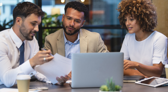 Trois jeunes en réunion de travail