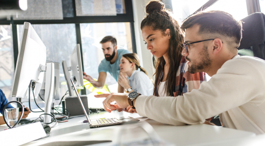 groupe de jeunes devant des ordinateurs en train d'analyser ce qu'ils voient