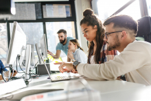 groupe de jeunes devant des ordinateurs en train d'analyser ce qu'ils voient